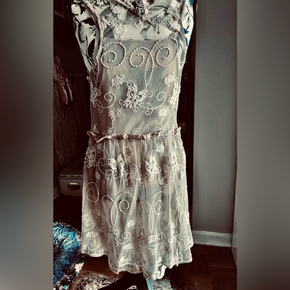 Beautiful lace overlay mini - Picture 2 of 9